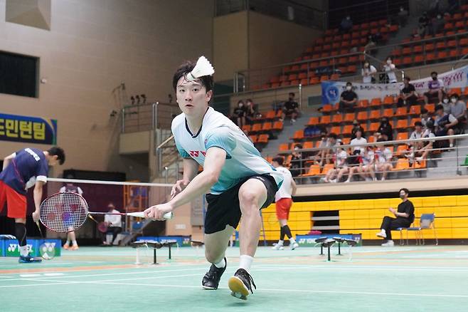 배드민턴국가대표팀은 토마스컵과 우버컵을 앞두고 남자복식 강민혁과 여자복식 공희용이 나란히 무릎부상으로 이탈해 걱정이 크다. 남자복식 진용(사진)-이종민과 여자복식 정나은의 역할이 중요해졌다. 사진제공│요넥스