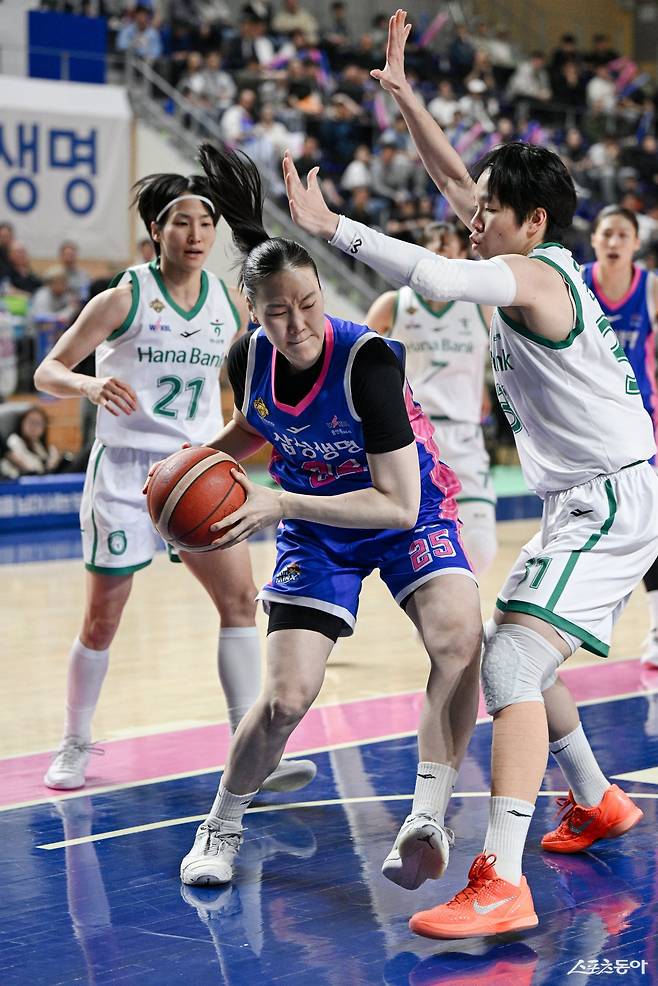 삼성생명 배혜윤(가운데)이 15일 용인체육관서 열린 하나은행과 4강 PO 4차전서 골밑 돌파를 시도하고 있다. 사진제공｜WKBL