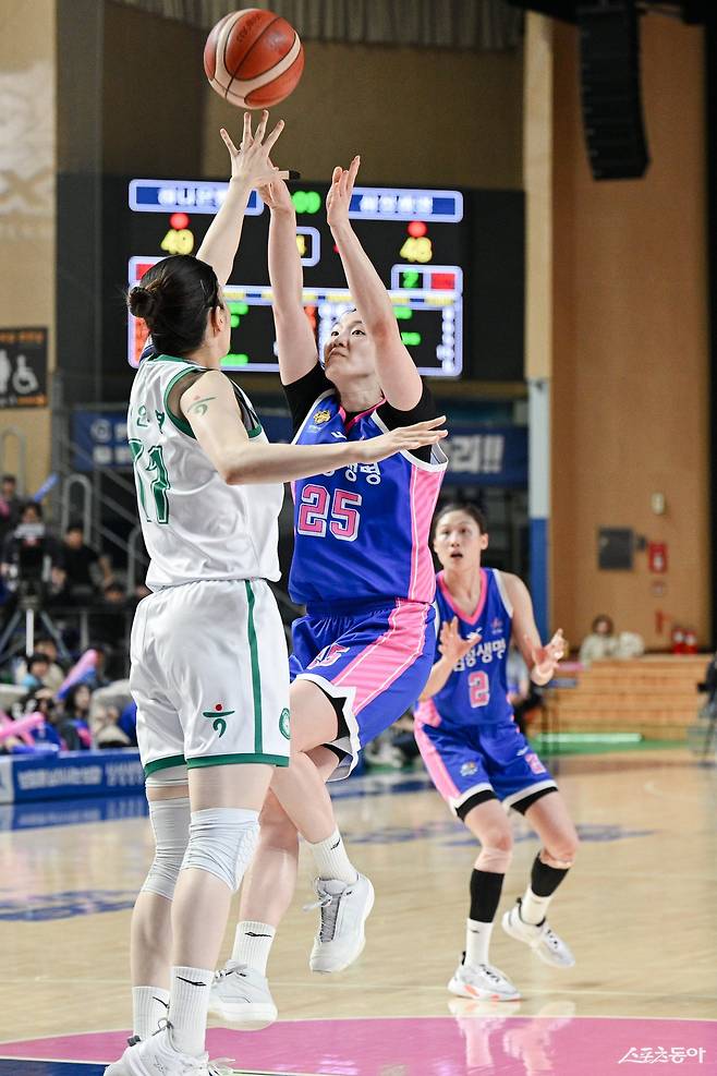 삼성생명 배혜윤(오른쪽)이&nbsp;15일 용인체육관서 열린 하나은행과&nbsp;4강 PO 4차전서 중거리슛을 시도하고 있다.  사진제공｜WKBL