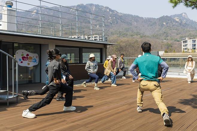 본격적인 둘레길 탐방에 앞서 스트레칭으로 몸을 풀고 있는 참가자들.   사진제공 ｜서울관광재단