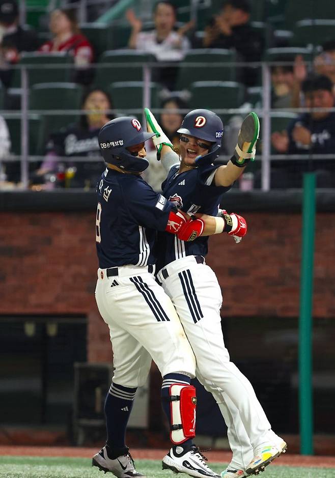 두산 손아섭(왼쪽)이 14일 인천 SSG랜더스필드에서 열린 SSG전에서 2점 홈런을 날리고 동료와 얼싸안고 기뻐하고 있다. 두산 베어스 제공