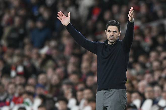 아스널 미켈 아르테타 감독이 16일 스포르팅과의 UCL 8강 2차전에서 아쉬워하는 제스처를 보이고 있다. 신화연합뉴스