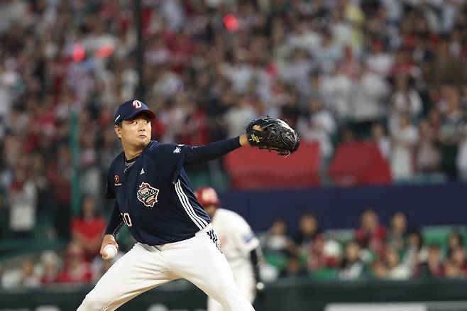 두산 이영하가 15일 인천 SSG전에 선발 등판해 투구하고 있다. 두산베어스 제공