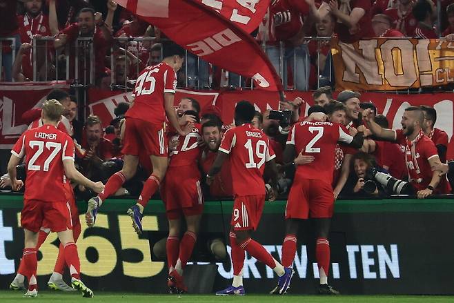 ▲ 두 팀은 전반에만 네 골을 주고받는 난타전으로 알리안츠 아레나에 모인 7만5000여 관중을 즐겁게 했다. 1, 2차전 합계 4-4로 팽팽히 맞선 채 후반에 돌입했다. ⓒ 연합뉴스 / EPA