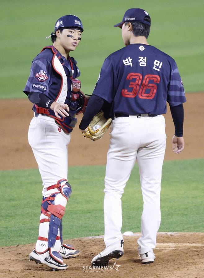 2026 신한 SOL KBO리그 LG 트윈스 대 롯데 자이언츠 경기가 15일 서울 잠실야구장에서 열렸다.  롯데 박정민이 흔들리는 모습을 보이자 포수 손성빈이 마운드로 올라가 진정시키고 있다. /사진=김진경 대기자