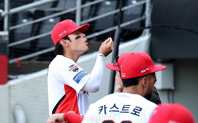 [한번에쓱] '호랑이 가면을 벗겨라!' 장난치는 김도영