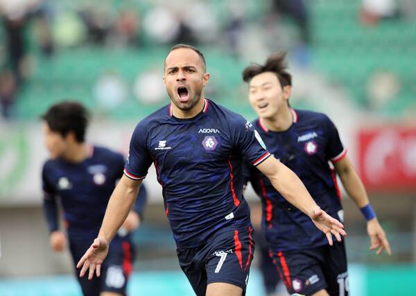 '첫 승 도전' 충북청주-김해, 8라운드 맞대결…충북청주 5무2패, 김해 5연패 탈출 후 첫 승점...사진은 충북청주 이라클리.(사진제공=한국프로축구연맹)