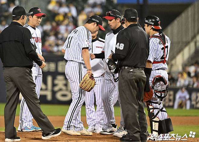 15일 오후 서울 송파구 잠실야구장에서 열린 '2026 신한 SOL Bank KBO리그' 롯데 자이언츠와 LG 트윈스의 경기, 9회초 2사 LG 함덕주가 마운드를 내려가고 있다. 잠실, 김한준 기자