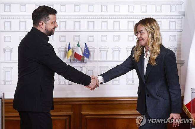 볼로디미르 젤렌스키(좌) 우크라이나 대통령과 조르자 멜로니 이탈리아 총리 [EPA 연합뉴스 재판매 및 DB 금지]