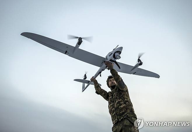 드론 날리는 우크라이나 군인 [우크라이나군 24기계화여단 제공/EPA=연합뉴스 자료사진. 재판매 및 DB 금지]