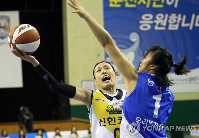 신한은행 선수 시절인 2010년 11월 전주원 감독(왼쪽)의 경기 모습 [연합뉴스 자료사진]