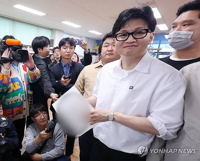 한동훈 "이제 만덕 사람입니다" (부산=연합뉴스) 손형주 기자 = 한동훈 전 국민의힘 대표가 14일 오후 부산 북구 만덕2동 행정복지센터를 찾아 전입신고를 하고 있다. 2026.4.14 handbrother@yna.co.kr