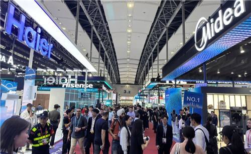 중국수출입상품교역회 '캔톤페어'     (광저우=연합뉴스) 정성조 특파원 = 15일 오후 중국 광둥성 광저우에서 열린 중국수출입상품교역회(캔톤페어) 참가자들이 전시장을 둘러보는 모습. 2026.4.15 xing@yna.co.kr