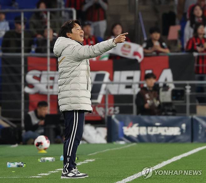 지시하는 김기동 감독 (울산=연합뉴스) 김용태 기자 = 15일 울산 문수축구경기장에서 열린 프로축구 하나은행 K리그1 2026 울산 HD와 FC서울의 경기에서 서울 김기동 감독이 선수들에게 지시하고 있다. 2026.4.15 yongtae@yna.co.kr