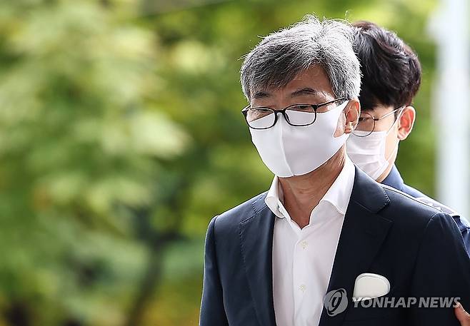 특검 향하는 이종호 전 블랙펄인베스트 대표 (서울=연합뉴스) 김성민 기자 = 이종호 전 블랙펄인베스트 대표가 12일 참고인 신분으로 조사받기 위해 서울 서초구 순직해병 특별검사팀에 출석하고 있다. 2025.10.12 ksm7976@yna.co.kr