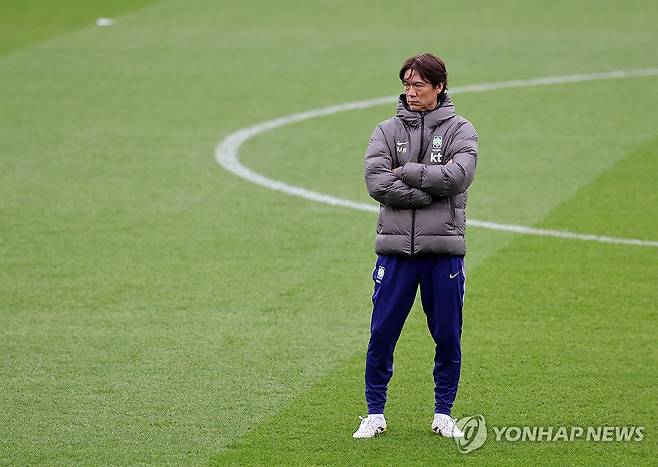 훈련 지켜보는 홍명보 감독 (밀턴킨스[영국]=연합뉴스) 최재구 기자 = 코트디부아르전을 하루 앞둔 한국 축구 국가대표팀의 홍명보 감독이 27일(현지시간) 영국 밀턴킨스 스타디움 MK에서 선수들의 훈련을 지켜보고 있다. 2026.3.28 jjaeck9@yna.co.kr