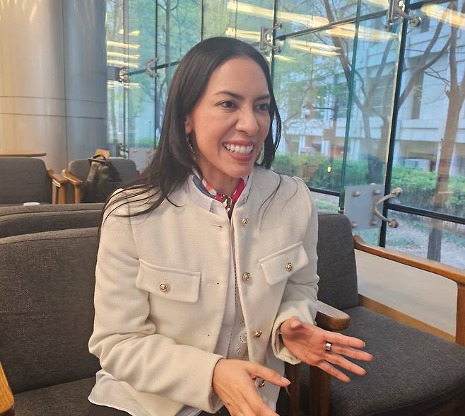 인터뷰하는 수에시 카예하스 엘살바도르 국회부의장 (서울=연합뉴스) 강성철 기자 = KF의 초청으로 방한해 한국 국회, 문화예술계, 산업계 등을 시찰하고 협력을 모색한 수에스 카예하스 엘살바도르 국회부의장. 2026.4.16 wakaru@yna.co.kr