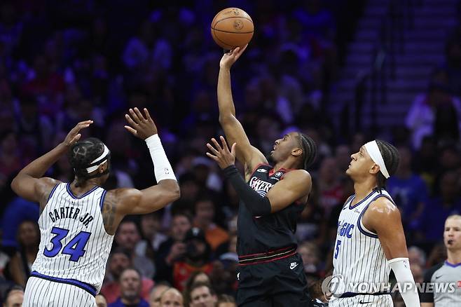 타이리스 맥시(가운데)의 슛 [Bill Streicher-Imagn Images/로이터=연합뉴스]