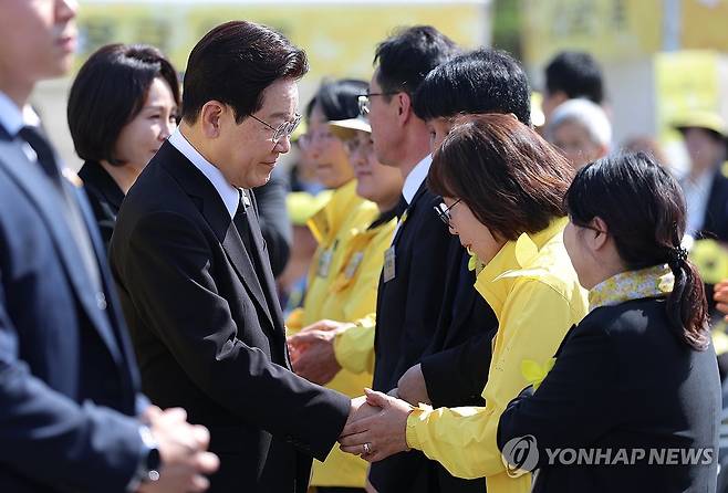 이재명 대통령, 세월호 12주기 참석 (안산=연합뉴스) 김도훈 기자 = 이재명 대통령이 16일 경기도 안산 화랑유원지에서 열린 세월호 참사 12주기 기억식에서 참석자들과 인사하고 있다. 2026.4.16 superdoo82@yna.co.kr