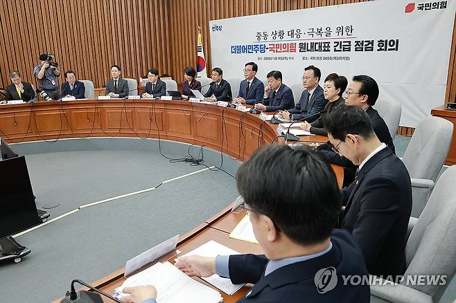 중동 상황 대응 위해 한 자리에 모인 여야 원내대표 (서울=연합뉴스) 신현우 기자 = 더불어민주당 한병도 원내대표가 16일 국회에서 열린 중동 상황 대응·극복을 위한 더불어민주당·국민의힘 원내대표 긴급 점검 회의에 참석해 발언하고 있다. 오른쪽은 국민의힘 송언석 원내대표. 2026.4.16 nowwego@yna.co.kr