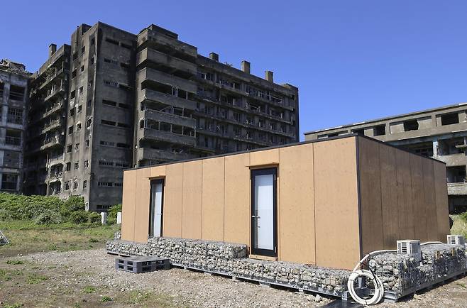日군함도 56년 만에 새 건물 들어서   (교도=연합뉴스) 일본 나가사키현 하시마(端島, 일명 '군함도')에 56년 만에 새 건물이 들어섰다. 나가사키시는 군함도의 노후 건물 보존과 연구를 위한 거점으로 이 건물을 설치해 16일 운영을 개시했다. 2026.4.16. evan@yna.co.kr