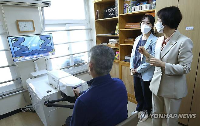 이스란 1차관, 돌봄기술 도입 현황 점검 (서울=연합뉴스) 이스란 보건복지부 제1차관이 14일 경기 군포시 노인복지시설 서울특별시립 남부노인전문요양원을 방문해 돌봄 현장에서의 인공지능(AI) 등 기술 도입 현황을 점검하고 있다. 2025.11.14 [보건복지부 제공. 재판매 및 DB 금지] photo@yna.co.kr