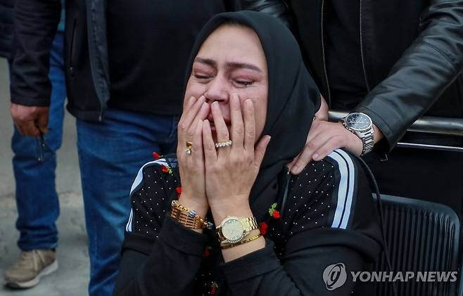 눈물 흘리는 피해자 가족 (카흐라만마라슈 로이터=연합뉴스) 16일(현지시간) 튀르키예 남부 카흐라만마라슈의 한 병원 영안실에서 총격 사건 사망자의 가족이 울고 있다. 2026.4.16 photo@yna.co.kr