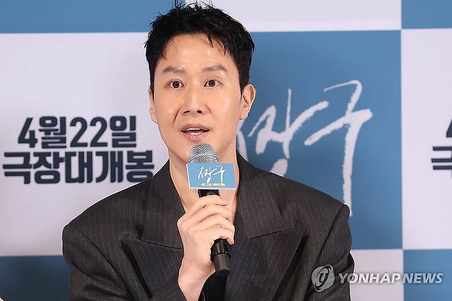 인사말하는 정우 (서울=연합뉴스) 강민지 기자 = 배우 겸 감독 정우가 16일 서울 용산구 cgv용산아이파크몰에서 영화 '짱구'언론시사회 및 기자간담회에서 인사말을 하고 있다. 2026.4.16 mjkang@yna.co.kr