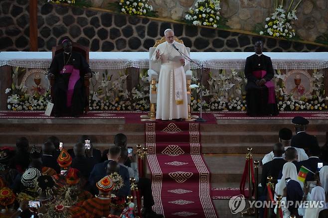카메룬 바멘다에서 미사 집전하는 레오14세 교황 [AP 연합뉴스 자료사진. 재배포 및 DB 금지]