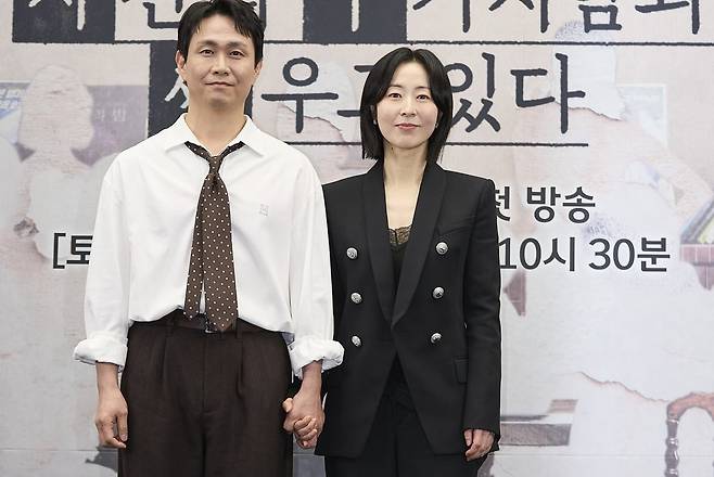 '모자무싸' 오정세, 강말금이 제작발표회에서 포즈를 취하고 있다./사진제공=JTBC
