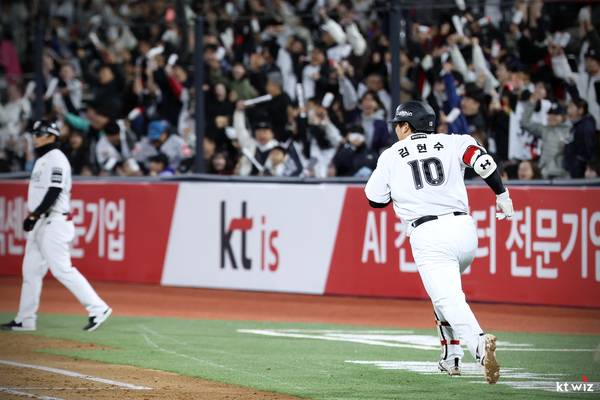 연장 11회초 대수비로 교체되며 11회말 마지막 타석엔 결국 들어서지 못한 김현수. 2026.4.10 /kt wiz 제공