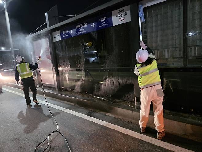 일산 백병원 버스정류장 앞 야간 고압 물세척 현장. 사진=고양시