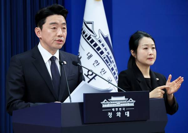 이재명 대통령의 전략경제협력 특사 자격으로 중앙아시아와 중동 지역을 방문하고 돌아온 강훈식 비서실장은 15일 "올해 말까지 원유 2억7천300만 배럴 도입을 확정했다"고 밝혔다.&nbsp;이어 "나프타도 연말까지 최대 210만 톤을 추가로 확보했다"며 "이는 작년 기준으로 한 달 치 수입량에 해당한다"고 전했다. 2026.4.15 [사진=연합뉴스]