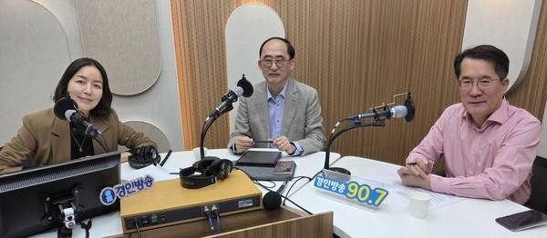 오른쪽부터 박상병 정치평론가, 류권홍 변호사, 박주언 앵커 2026.4.15 [경인방송 시사뉴스팀]