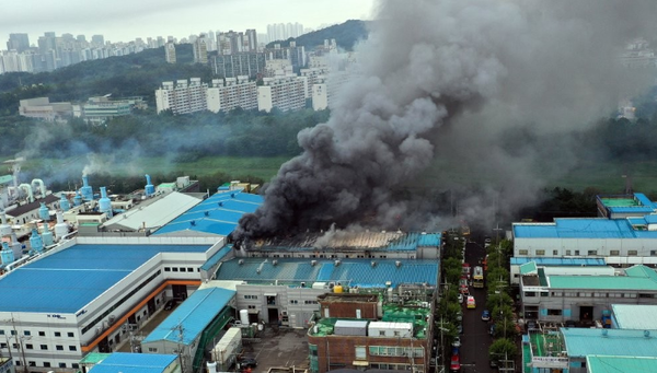 화재로 심한 연기를 내뿜고 있는 남동산단 도금공장 2023.5.11 [사진=연합뉴스]