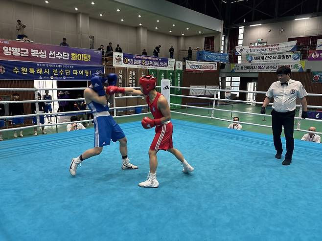 17일 광주시 동원대 체육관에서 열린 제72회 경기도체육대회 2026 광주 복싱 1부 남자일반부 60㎏급 4강전에서 박성혁(수원시·홍색)과 박준곤(김포시·청색)이 경기를 하고 있다.
