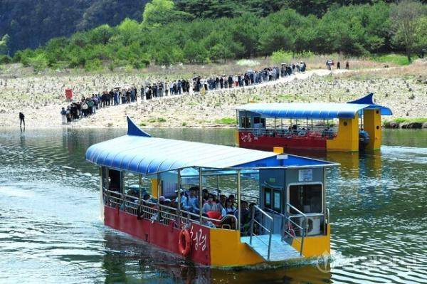 영화 ‘왕과 사는 남자’ 흥행 영향으로 관광객이 급증한 가운데 평일인 16일 영월 청령포에서 몰린 방문객들이 도선을 이용해 섬으로 이동하고 있다.