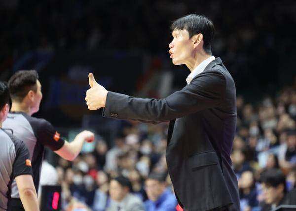 ◇17일 부산 사직체육관에서 열린 2025-2026 프로농구 부산KCC와 원주DB 6강 플레이오프 3차전 경기에서 김주성 감독이 경기를 지켜보고 있다. 사진=연합뉴스