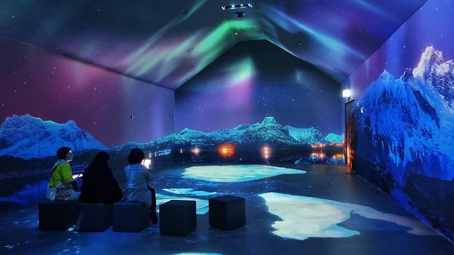 라원 ‘미지의 화원’ 전시관에서 관람객들이 360도 생성형 AI 영상 콘텐츠를 감상하고 있다.