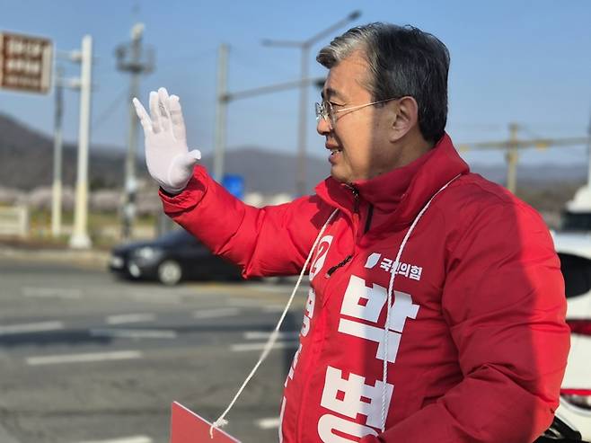 ▲ 박병훈 경주시장 예비후보가 출근길 시민들에게 인사를 하고 있다. 박병훈 후보 캠프.