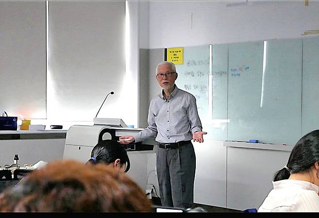 2017년 HRA 학생들에게 강의하던 박종규회장의 모습.