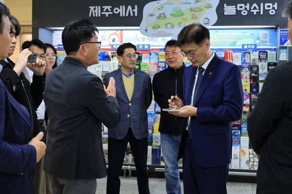 고유가에 따른 제주관광 대응방안을 모색하기 위해 최근 제주공항을 방문해 현장 의견을 수렴하고 있는 문대림 후보.