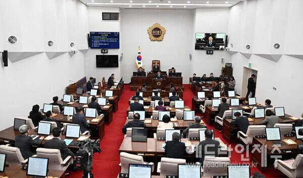 &nbsp;제주에서만 유지돼 온 교육의원 제도가 12대 의회를 끝으로 폐지되는 가운데, 줄어드는 교육의원 수 만큼 비례대표를 확대할 수 있는 제주특별법 개정안이 국회를 통과했다. 사진은 제주도의회 본회의장 전경.