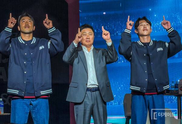 전준우와 김태형 감독, 전민재(사진=더게이트 배지헌 기자)