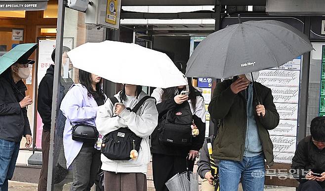 공공기간 차량2부제, 일반시민 일반차량적용 공영주차장 적용 5부제가 시행되고 있는 가운데 봄비가 내린 9일 광주 시내 버스 승강장에 우산을 든 시민들이 대중교통을 기다리고 있다.
양광삼기자 ygs02@mdilbo.com
