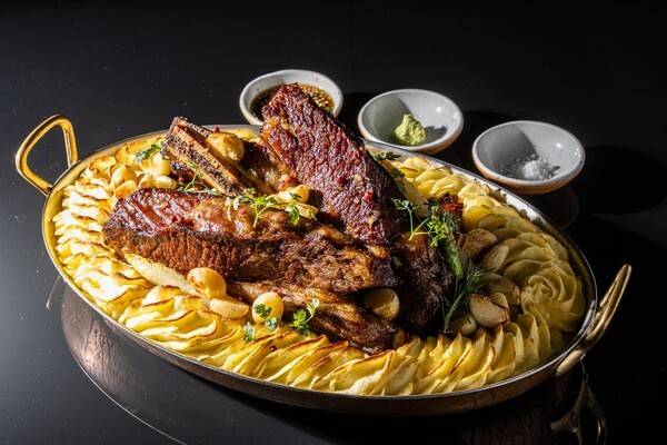 '제2회 호반 시그니처 메뉴 경진대회'에서 '의성마늘 산더미 우대갈비(조리)'가 대상을 수상했다. [출처=호반호텔앤리조트]