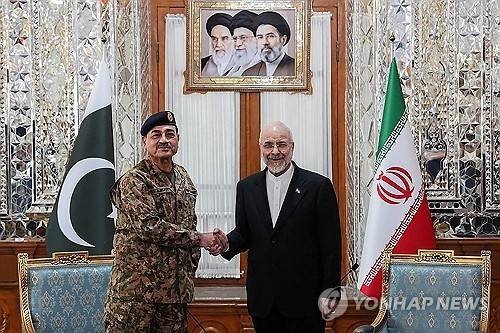 지난 16일(현지시간) 이란 테헤란을 방문 중인 아심 무니르 파키스탄군 총사령관(왼쪽)이 모하마드 바게르 갈리바프 의회 의장과 만나 악수하고 있다.(AFP 연합뉴스)