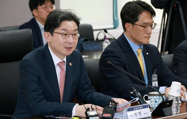 이억원 금융위원장이 17일 오후 서울 종로구 정부서울청사에서 개최한 철강 및 관련 업계, 정책·민간금융기관과 ‘제3차 중동상황 피해업종 산업-금융권 간담회를 통해 철강 및 후방산업의 경영·자금상황을 점검하고 현장 목소리를 청취했다./사진=금융위원회