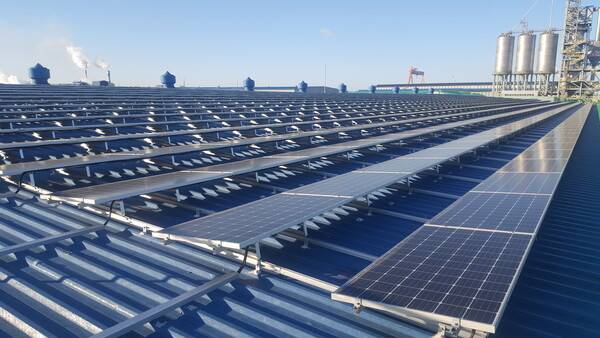 ▲ &nbsp;중동 지역의 지정학적 갈등과 화석연료 가격 급등이&nbsp;청정에너지 전환을 앞당기는 촉매제가 되고 있다는 분석이 나왔다.