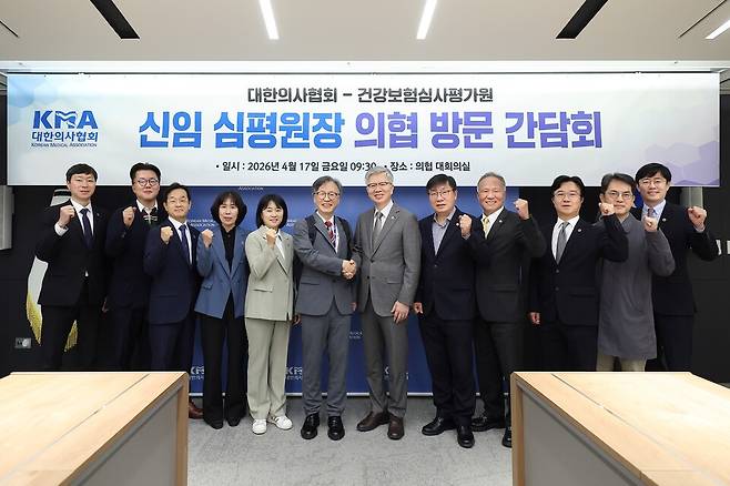 대한의사협회를 방문한 홍승권 원장(사진 왼쪽에서 6번째)과 김택우 의협 회장(왼쪽 7번째). /사진 제공=건강보험심사평가원.